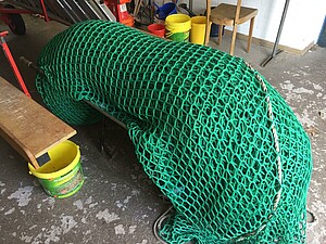 Die Aufbewahrung des Leichtathletik-Netzes auf einer Schubkarre konnte nun endlich richtig gelöst werden.