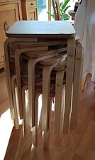 Die Hocker sind schön platzsparend zu verstauen.